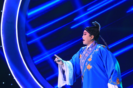 LUANNAN COUNTY - JANUARY 7: The childe cap performers in on the PingJu stage, in the ChengZhaoCai grand theater, January 7, 2014,luannan county, hebei province, china. のeditorial素材