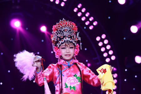 LUANNAN COUNTY - JANUARY 6: The actor dressed in red on the stage, in the ChengZhaoCai grand theater, January 6, 2014,luannan county, hebei province, china.のeditorial素材
