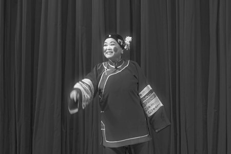LUANNAN COUNTY - NOVEMBER 25: The ancient costume PingJu " QianKun-Fu-Shou Mirror" still in the ChengZhaoCai grand theater, on november 28, 2013, luannan county, hebei province, china.のeditorial素材
