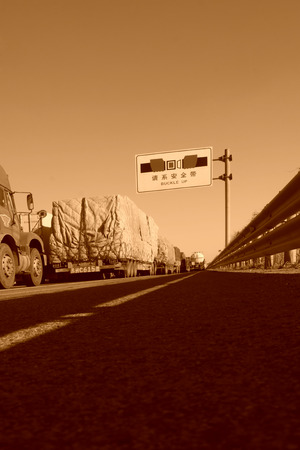 TIANJIN - DECEMBER 9: The heavy duty trucks were stopped on the highway Because of the traffic jam, on December 9, 2013, tianjin, China.のeditorial素材