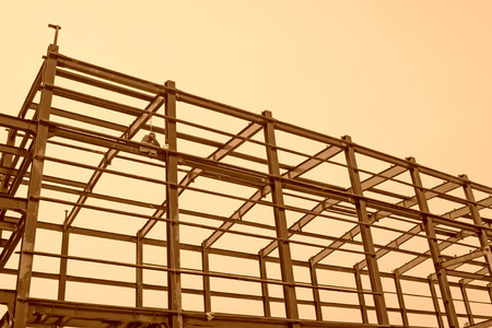 LUANNAN COUNTY -  AUGUST 16: Workers installing steel frame in a factory, on august 16, 2014, Luannan County, Hebei Province, Chinaのeditorial素材
