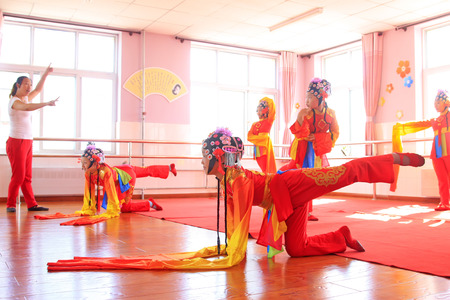 LUANNAN COUNTY - SEPTEMBER 3: students doing rehearsal the PingJu art show in a school, on september 3, 2014, Luannan County, Hebei Province, Chinaのeditorial素材