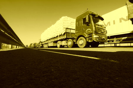TIANJIN - DECEMBER 9: The heavy duty trucks were stopped on the highway Because of the traffic jam, on December 9, 2013, tianjin, China.のeditorial素材