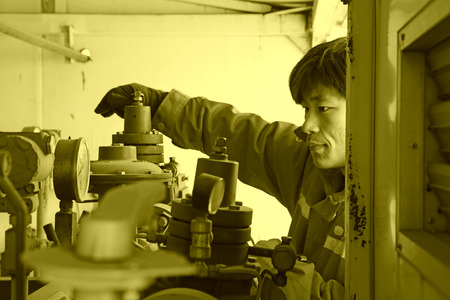 TANGSHAN - DECEMBER 20: The worker in a compressed natural gas box and operation, in a manufacturing enterprise, on December 20, 2013, tangshan city, hebei province, China.のeditorial素材
