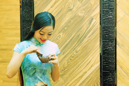 LUANNAN COUNTY - SEPTEMBER 13: female models perform the tea ceremony, on september 13, 2014, Luannan County, Hebei Province, Chinaのeditorial素材