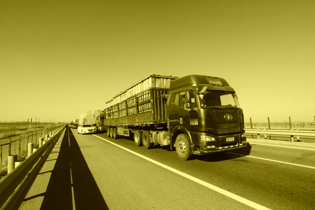 TIANJIN - DECEMBER 9: The heavy duty trucks were stopped on the highway Because of the traffic jam, on December 9, 2013, tianjin, China.のeditorial素材