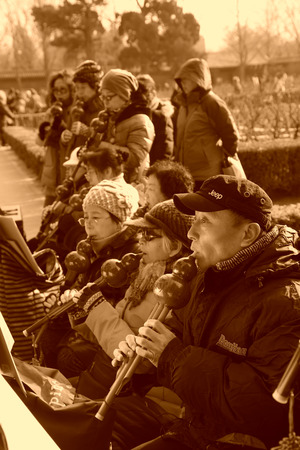 BEIJING - DECEMBER 22: Old people were playing hulus in the Jingshan Park, December 22, 2013, Beijing, China.のeditorial素材