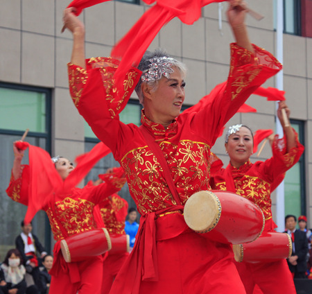 LUANNAN COUNTY - SEPTEMBER 27: Old women waist drum performances at the National Day party, on september 27, 2014, Luannan County, Hebei Province, Chinaのeditorial素材