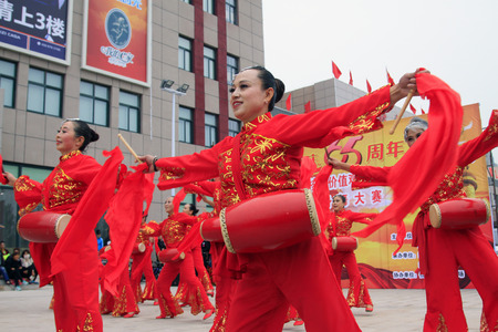 LUANNAN COUNTY - SEPTEMBER 27: Old women with waist drum performances at the National Day party, on september 27, 2014, Luannan County, Hebei Province, Chinaのeditorial素材