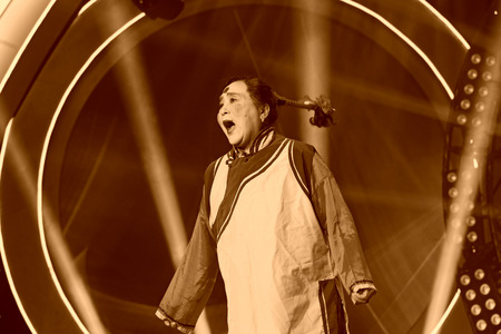 LUANNAN COUNTY - JANUARY 3: The ancient costume PingJu " Yang Sanjie Tell on " still in the ChengZhaoCai grand theater, on January 3, 2014, luannan county, hebei province, china.のeditorial素材