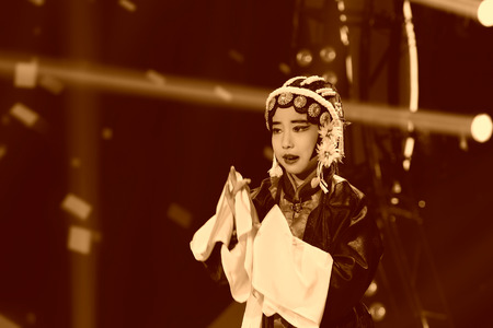LUANNAN COUNTY - JANUARY 3: The little girl Performing PingJu on the stage, in the ChengZhaoCai grand theater, January 3, 2014,luannan county, hebei province, china.のeditorial素材