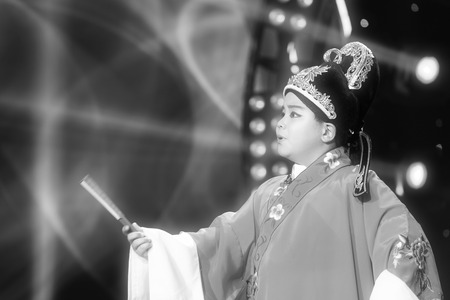 LUANNAN COUNTY - JANUARY 4: The boy singing PingJu on the stage, in the ChengZhaoCai grand theater, January 4, 2014,luannan county, hebei province, china.のeditorial素材