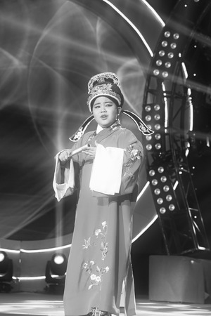 LUANNAN COUNTY - JANUARY 4: The boy singing PingJu on the stage, in the ChengZhaoCai grand theater, January 4, 2014,luannan county, hebei province, china.のeditorial素材