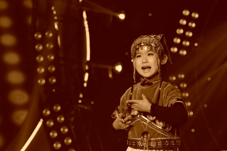 LUANNAN COUNTY - JANUARY 3: The little girl Performing PingJu on the stage, in the ChengZhaoCai grand theater, January 3, 2014,luannan county, hebei province, china.のeditorial素材