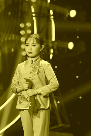 LUANNAN COUNTY - JANUARY 4: The girl dressed in red singing PingJu on the stage, in the ChengZhaoCai grand theater, January 4, 2014,luannan county, hebei province, china.のeditorial素材