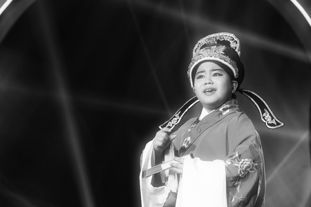 LUANNAN COUNTY - JANUARY 4: The boy singing PingJu on the stage, in the ChengZhaoCai grand theater, January 4, 2014,luannan county, hebei province, china.のeditorial素材