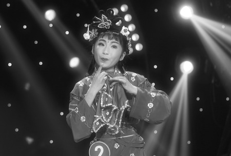 LUANNAN COUNTY - JANUARY 6: The actor dressed in red on the stage, in the ChengZhaoCai grand theater, January 6, 2014,luannan county, hebei province, china.のeditorial素材