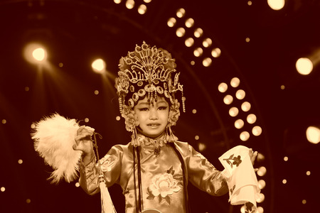 LUANNAN COUNTY - JANUARY 6: The actor dressed in red on the stage, in the ChengZhaoCai grand theater, January 6, 2014,luannan county, hebei province, china.のeditorial素材