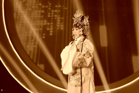 LUANNAN COUNTY - JANUARY 3: The little girl Performing PingJu on the stage, in the ChengZhaoCai grand theater, January 3, 2014,luannan county, hebei province, china.のeditorial素材