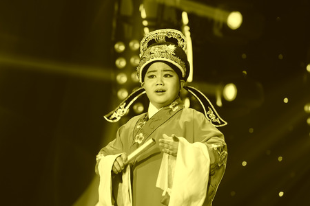 LUANNAN COUNTY - JANUARY 4: The boy singing PingJu on the stage, in the ChengZhaoCai grand theater, January 4, 2014,luannan county, hebei province, china.のeditorial素材