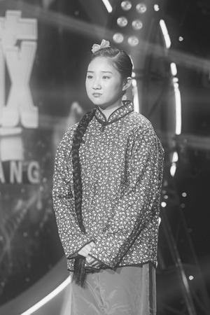 LUANNAN COUNTY - JANUARY 4: The girl singing PingJu on the stage, in the ChengZhaoCai grand theater, January 4, 2014,luannan county, hebei province, china.のeditorial素材