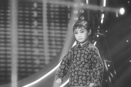 LUANNAN COUNTY - JANUARY 4: The girl singing PingJu on the stage, in the ChengZhaoCai grand theater, January 4, 2014,luannan county, hebei province, china.のeditorial素材