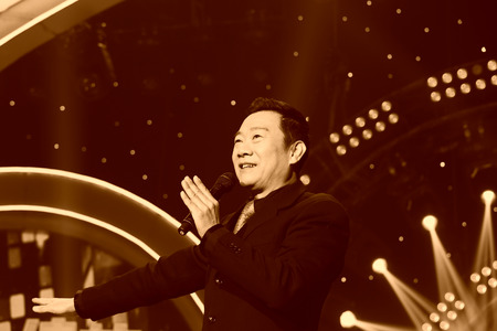 LUANNAN COUNTY - JANUARY 4: The CCTV opera channel host Zhao Baole on the stage, in the ChengZhaoCai grand theater, January 4, 2014,luannan county, hebei province, china.のeditorial素材