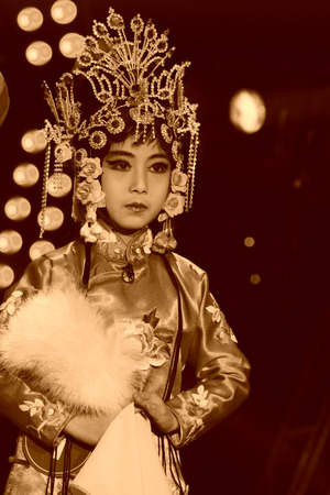 LUANNAN COUNTY - JANUARY 6: The actor dressed in red on the stage, in the ChengZhaoCai grand theater, January 6, 2014,luannan county, hebei province, china.のeditorial素材