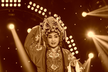 LUANNAN COUNTY - JANUARY 6: The actor dressed in red on the stage, in the ChengZhaoCai grand theater, January 6, 2014,luannan county, hebei province, china.のeditorial素材