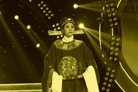 LUANNAN COUNTY - JANUARY 6: The actor wearing a sun hat performing PingJu on the stage, in the ChengZhaoCai grand theater, January 6, 2014,luannan county, hebei province, china.のeditorial素材