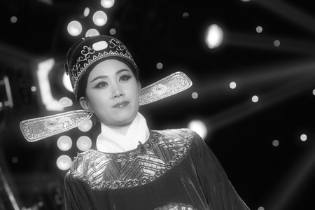 LUANNAN COUNTY - JANUARY 6: The actor wearing a sun hat performing PingJu on the stage, in the ChengZhaoCai grand theater, January 6, 2014,luannan county, hebei province, china.のeditorial素材