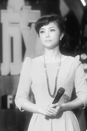 LUANNAN COUNTY - JANUARY 7: The CCTV's opera channel host liu chang on the stage, in the ChengZhaoCai grand theater, January 7, 2014,luannan county, hebei province, china.のeditorial素材