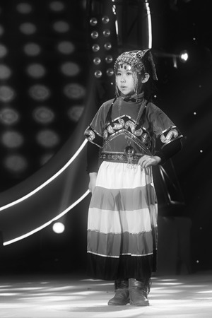 LUANNAN COUNTY - JANUARY 3: The little girl Performing PingJu on the stage, in the ChengZhaoCai grand theater, January 3, 2014,luannan county, hebei province, china.のeditorial素材