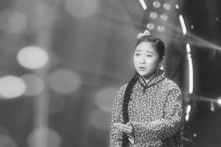 LUANNAN COUNTY - JANUARY 4: The girl singing PingJu on the stage, in the ChengZhaoCai grand theater, January 4, 2014,luannan county, hebei province, china.のeditorial素材