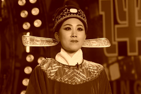 LUANNAN COUNTY - JANUARY 6: The actor wearing a sun hat performing PingJu on the stage, in the ChengZhaoCai grand theater, January 6, 2014,luannan county, hebei province, china.のeditorial素材