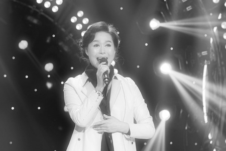 LUANNAN COUNTY - JANUARY 6: The famous PingJu performance artist Yuping PingJu on the stage, in the ChengZhaoCai grand theater, January 6, 2014,luannan county, hebei province, china.のeditorial素材