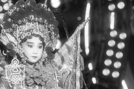 LUANNAN COUNTY - JANUARY 6: The little girl performing PingJu on the stage, in the ChengZhaoCai grand theater, January 6, 2014,luannan county, hebei province, china.のeditorial素材