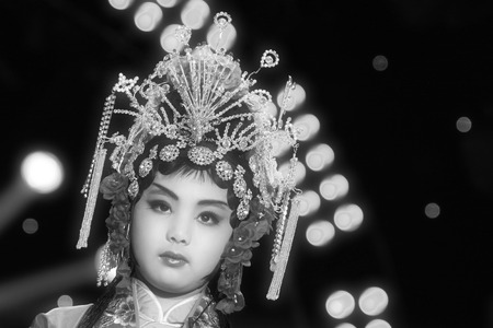 LUANNAN COUNTY - JANUARY 6: The actor dressed in red on the stage, in the ChengZhaoCai grand theater, January 6, 2014,luannan county, hebei province, china.のeditorial素材