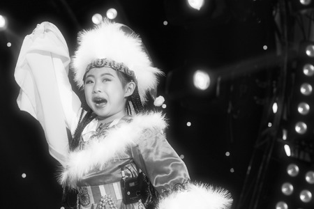 LUANNAN COUNTY - JANUARY 6: The little girl dressed in gorgeous dress performing PingJu on the stage, in the ChengZhaoCai grand theater, January 6, 2014,luannan county, hebei province, china.のeditorial素材
