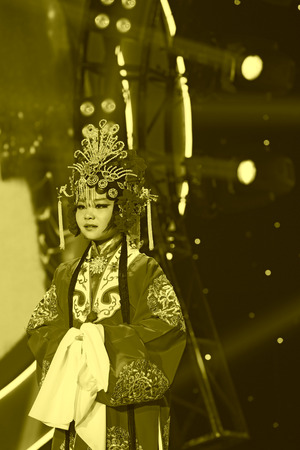 LUANNAN COUNTY - JANUARY 4: The girl dressed in red singing PingJu on the stage, in the ChengZhaoCai grand theater, January 4, 2014,luannan county, hebei province, china.のeditorial素材