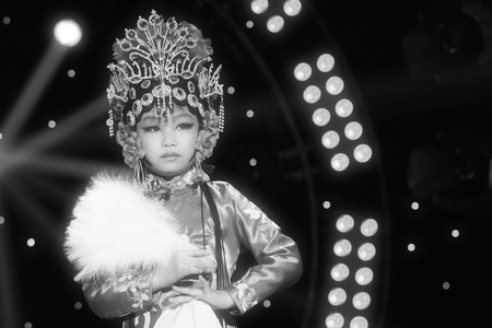 LUANNAN COUNTY - JANUARY 6: The actor dressed in red on the stage, in the ChengZhaoCai grand theater, January 6, 2014,luannan county, hebei province, china.のeditorial素材
