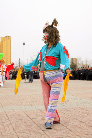 LUANNAN COUNTY - FEBRUARY 27: traditional Chinese style yangko dance performances in the square, on February 27, 2015, Luannan County, Hebei province, Chinaのeditorial素材