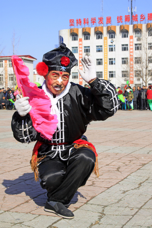 LUANNAN COUNTY - MARCH 1: traditional Chinese style yangko dance performances in the square, on march 1, 2015, Luannan County, Hebei province, Chinaのeditorial素材
