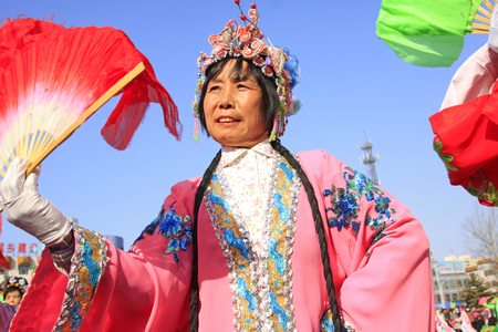 LUANNAN COUNTY - MARCH 1: traditional Chinese style yangko dance performances in the square, on march 1, 2015, Luannan County, Hebei province, Chinaのeditorial素材