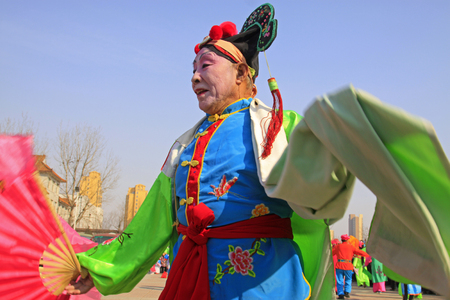 LUANNAN COUNTY - MARCH 2: traditional Chinese style yangko dance performances in the square, on march 2, 2015, Luannan County, Hebei province, Chinaのeditorial素材