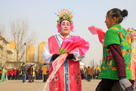 LUANNAN COUNTY - MARCH 2: traditional Chinese style yangko dance performances in the square, on march 2, 2015, Luannan County, Hebei province, Chinaのeditorial素材
