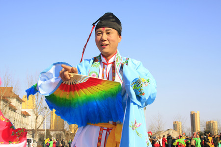 LUANNAN COUNTY - FEBRUARY 26: traditional Chinese style yangko dance performances in the square, on February 26, 2015, Luannan County, Hebei province, Chinaのeditorial素材