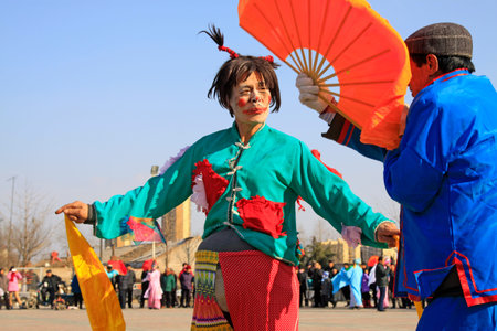 LUANNAN COUNTY - FEBRUARY 26: traditional Chinese style yangko dance performances in the square, on February 26, 2015, Luannan County, Hebei province, Chinaのeditorial素材
