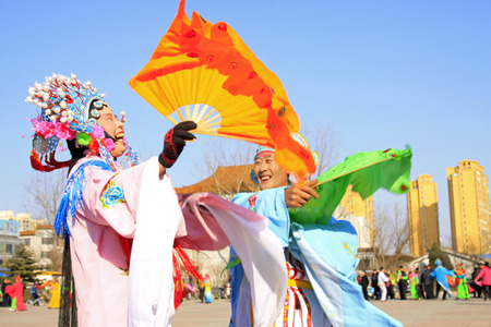 LUANNAN COUNTY - FEBRUARY 26: traditional Chinese style yangko dance performances in the square, on February 26, 2015, Luannan County, Hebei province, Chinaのeditorial素材