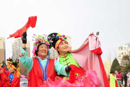 LUANNAN COUNTY - FEBRUARY 26: traditional Chinese style yangko dance performances in the square, on February 26, 2015, Luannan County, Hebei province, Chinaのeditorial素材
